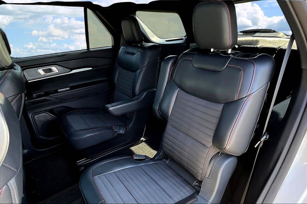 Used 2025 Ford Explorer ST-Line w/ Premium Package image 24