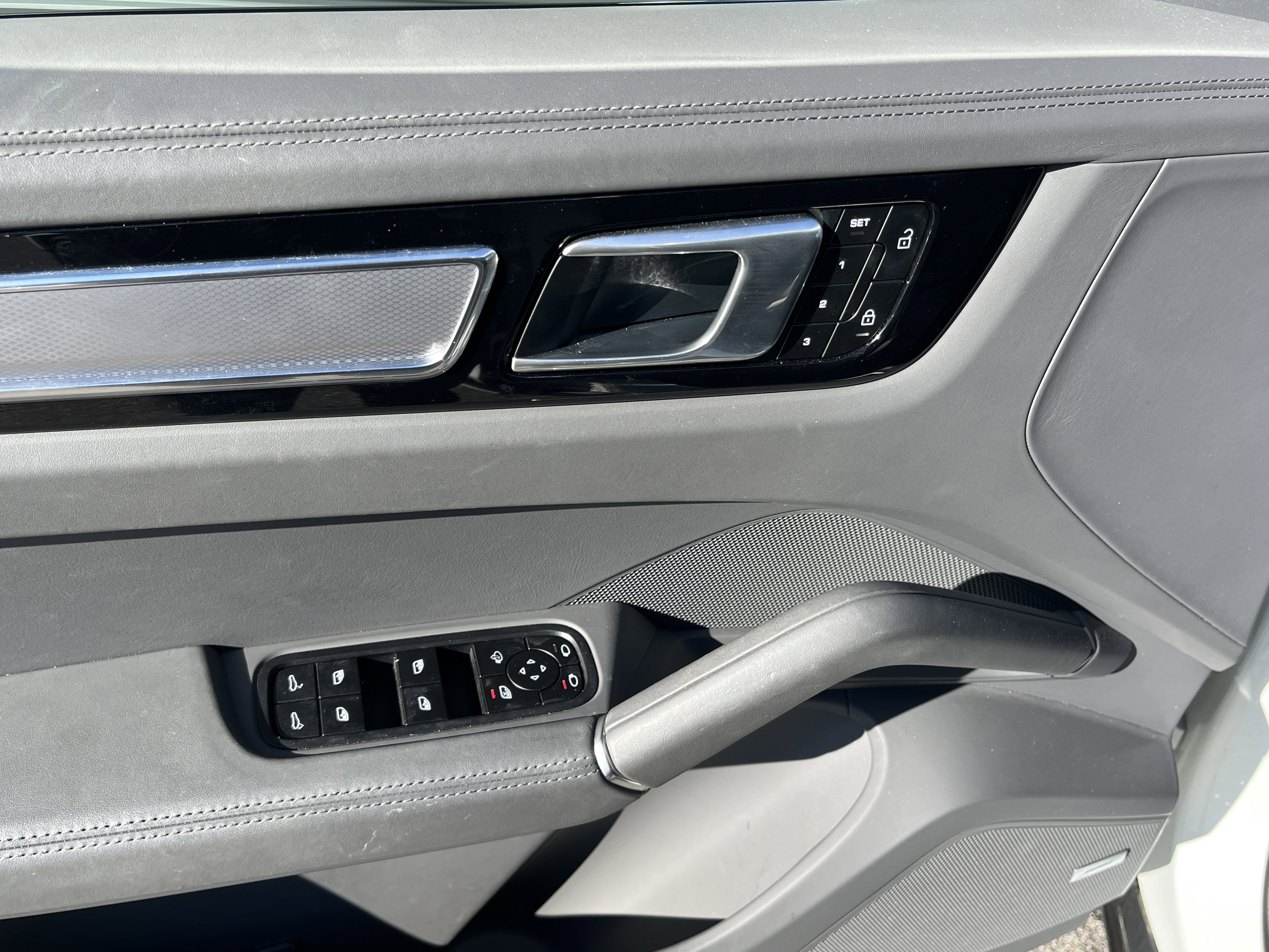 Certified 2023 Porsche Cayenne Platinum Edition image 22