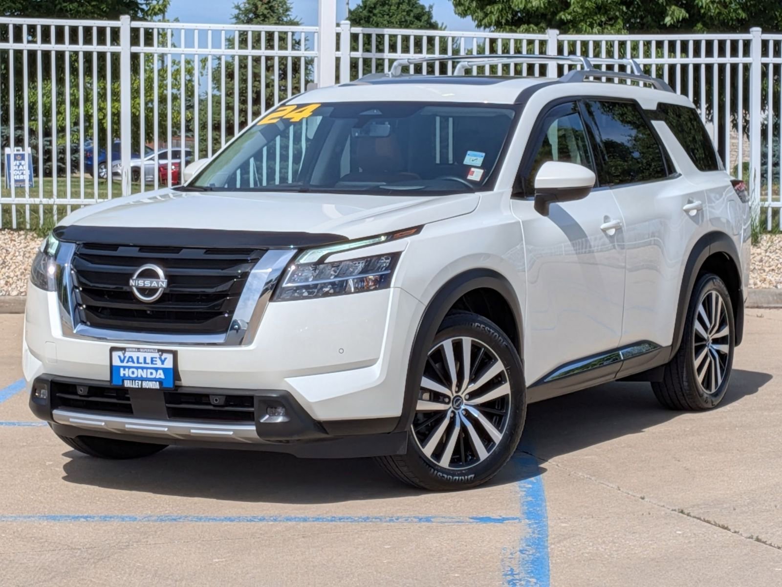 Used 2024 Nissan Pathfinder Platinum w/ Cargo Package AWD/4WD image 2