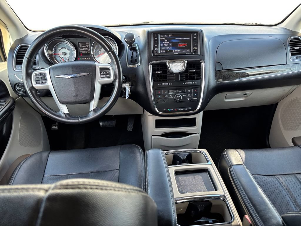 Used 2014 Chrysler Town & Country Touring-L FWD image 17
