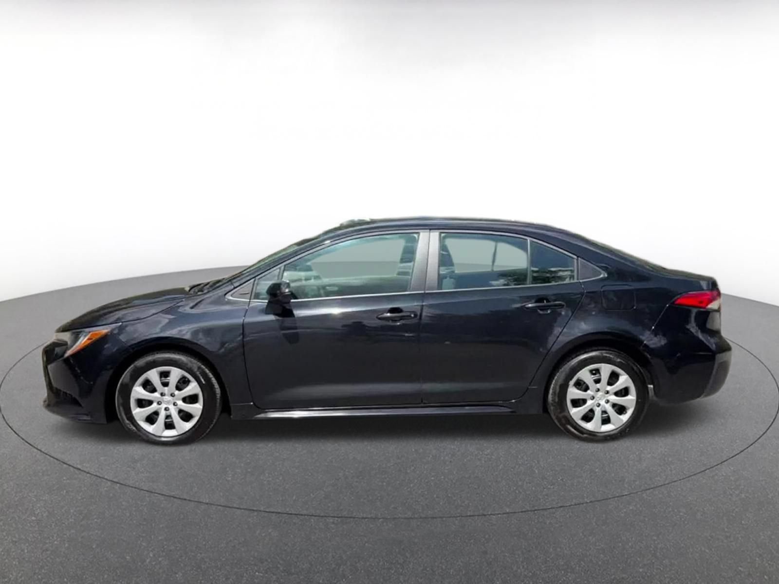 Used 2025 Toyota Corolla LE FWD image 8
