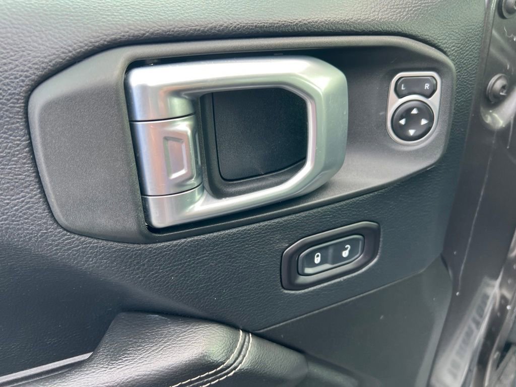 Used 2018 Jeep Wrangler Unlimited Sahara image 13