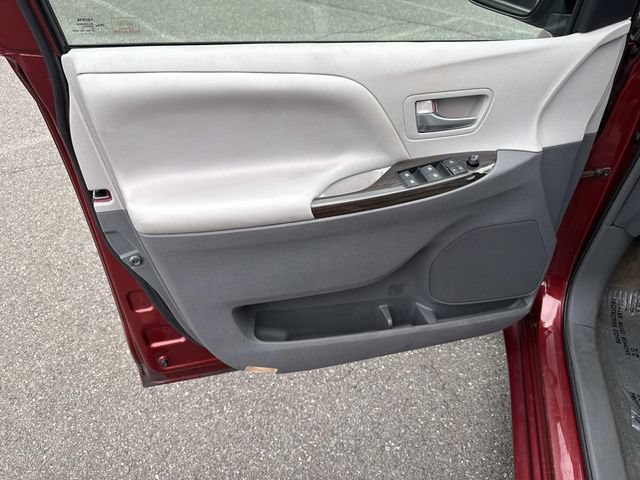Used 2015 Toyota Sienna XLE Premium FWD image 13