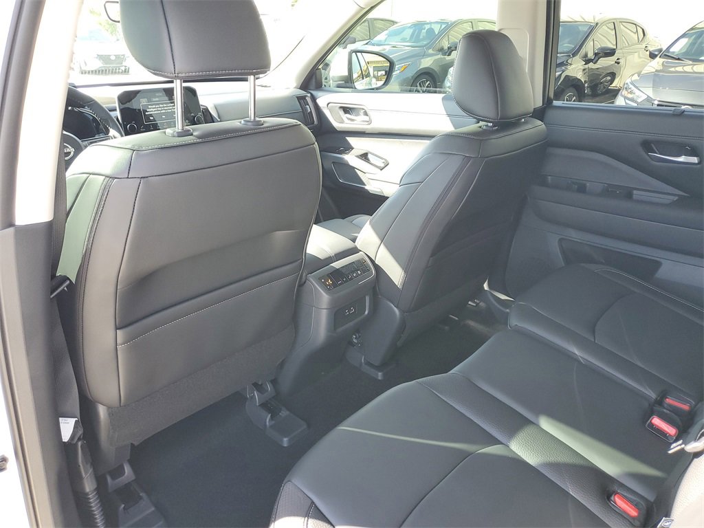 New 2025 Nissan Pathfinder SL image 7