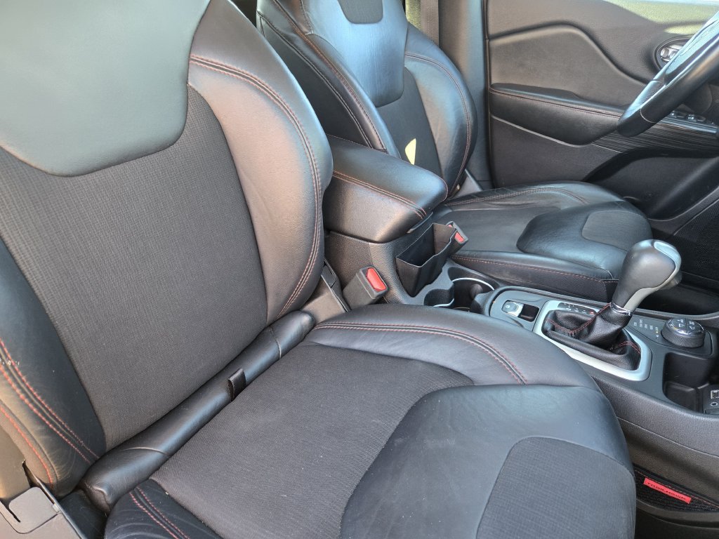 Used 2016 Jeep Cherokee Trailhawk AWD/4WD image 23
