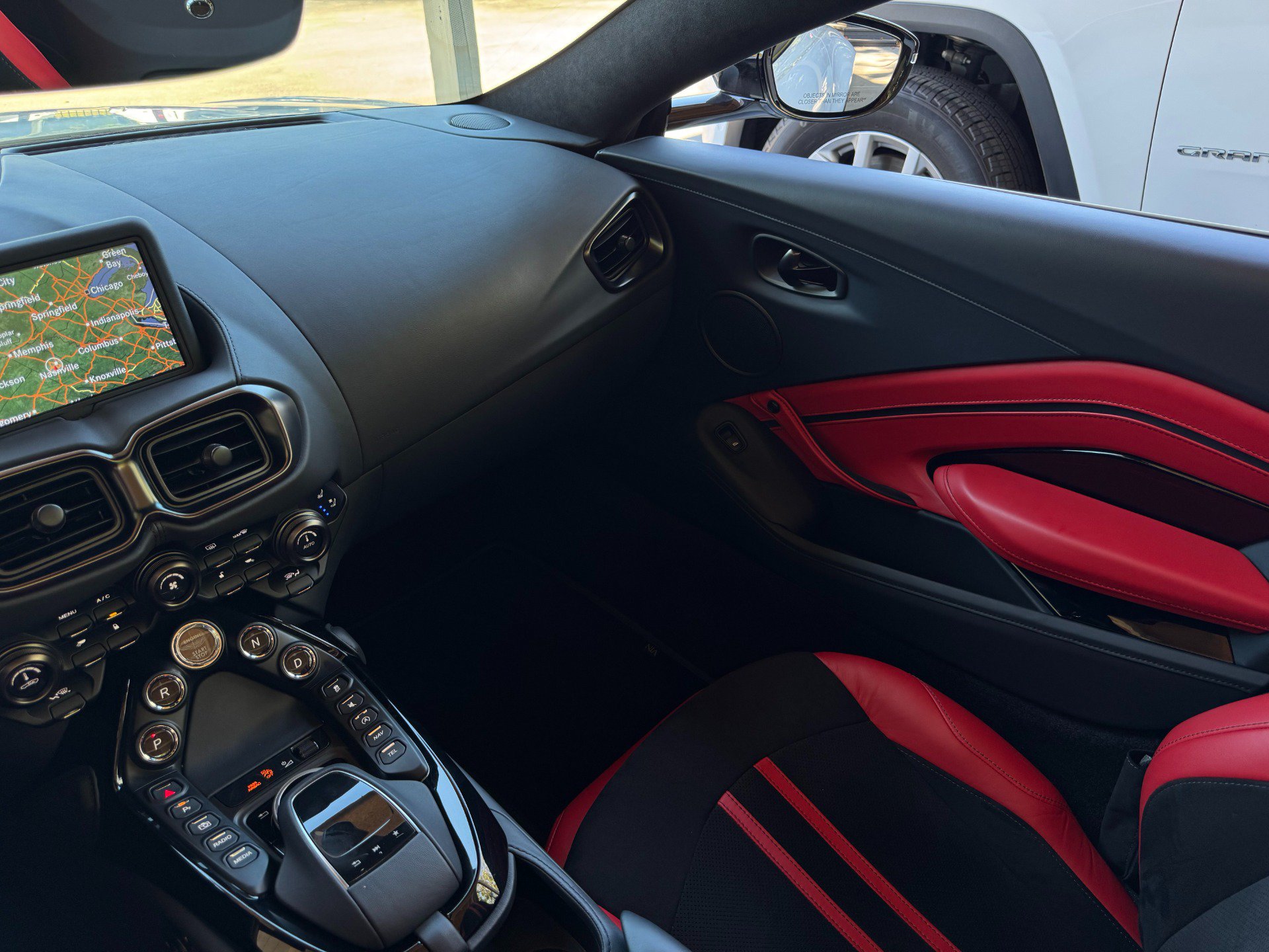 Used 2023 Aston Martin V8 Vantage Roadster RWD image 51