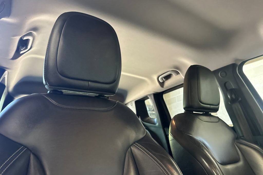 Used 2019 Jeep Renegade Limited w/ UConnect 8.4 Nav Group FWD image 17