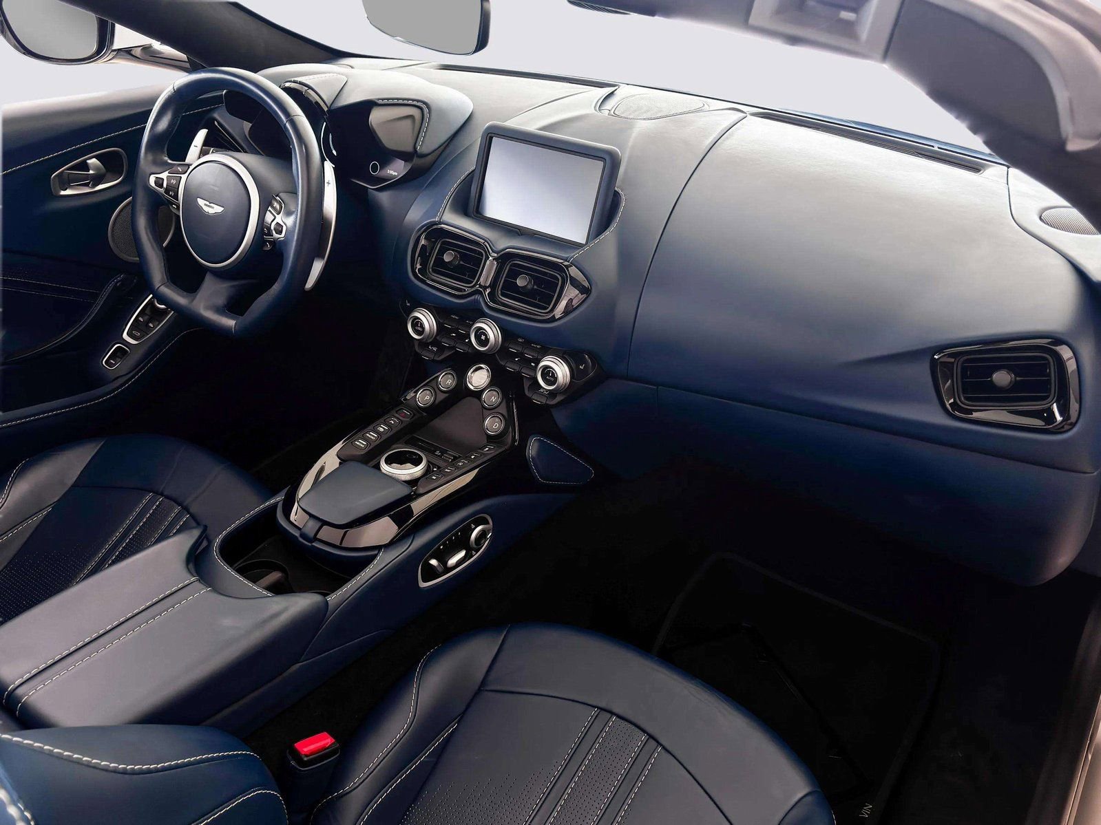 Used 2023 Aston Martin V8 Vantage Roadster image 33