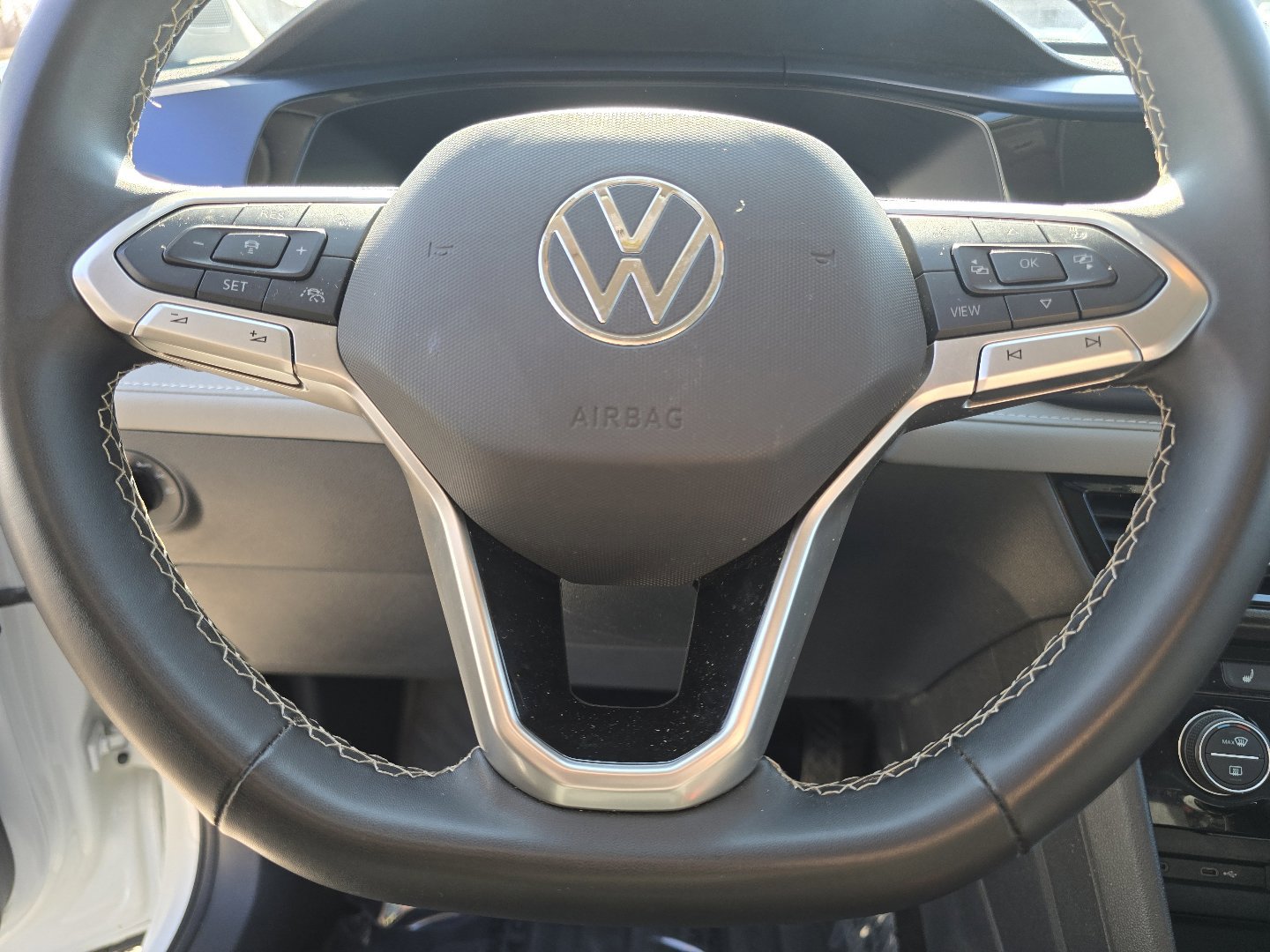 Used 2024 Volkswagen Taos SE image 32