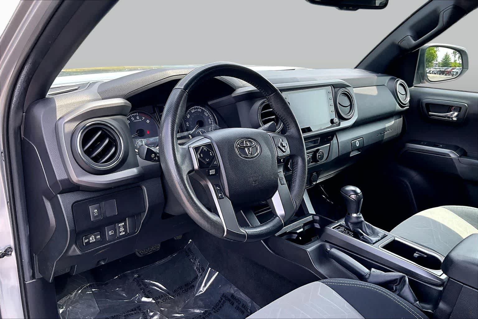 Used 2021 Toyota Tacoma TRD Off-Road w/ Technology Package AWD/4WD image 17