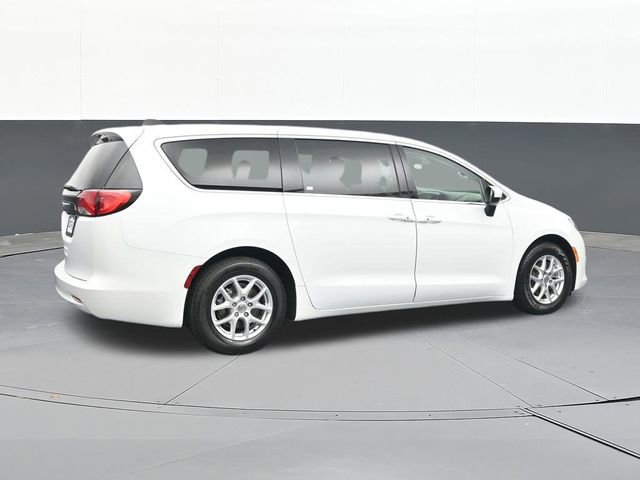 Used 2022 Chrysler Voyager LX image 15