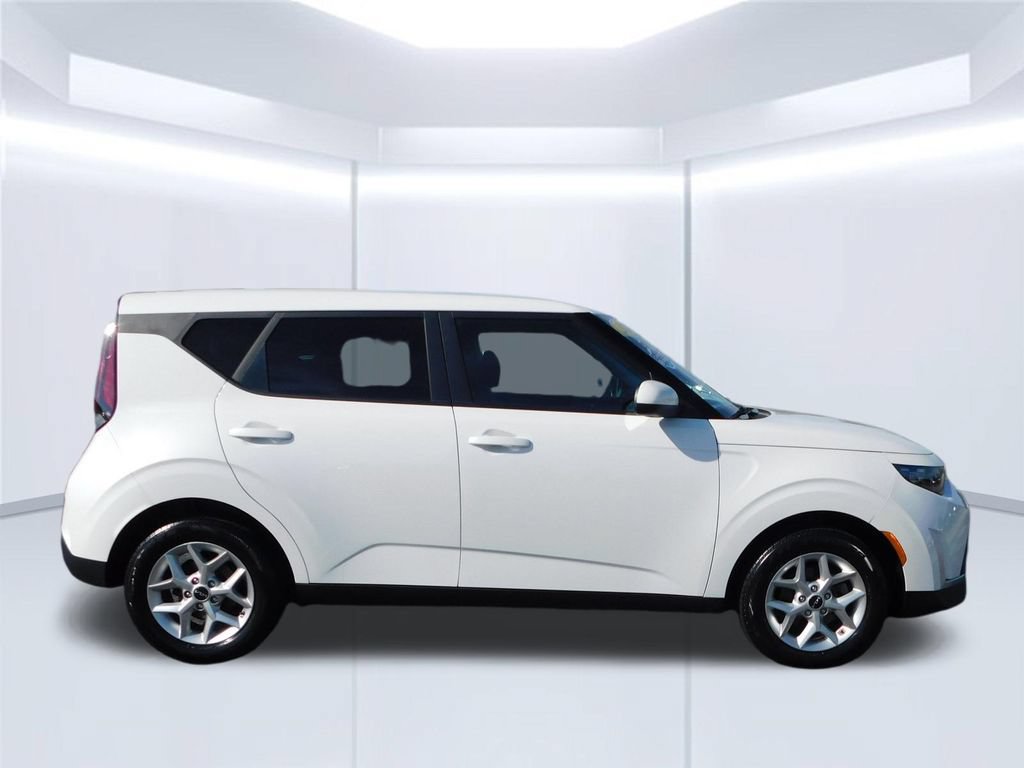 Used 2025 Kia Soul LX w/ LX Technology Package FWD image 2