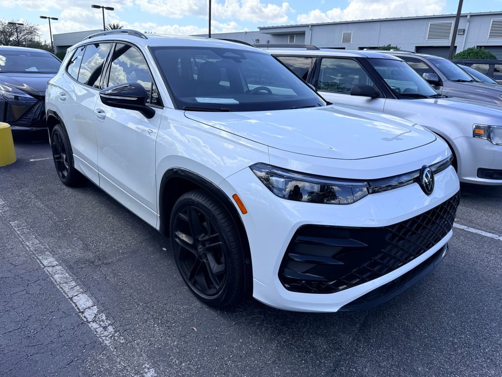 Used 2025 Volkswagen Tiguan SE R-Line image 4