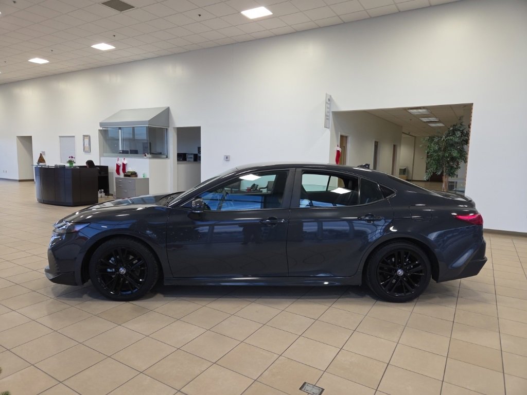 Used 2025 Toyota Camry SE image 2