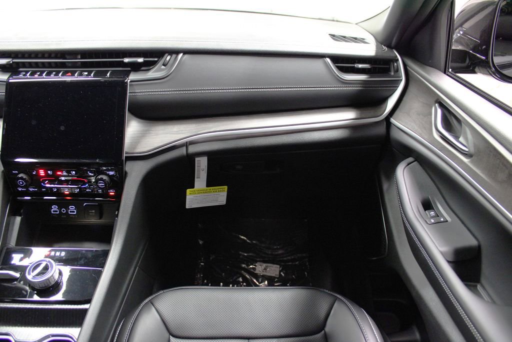 New 2025 Jeep Grand Cherokee Limited w/ Luxury Tech Group II image 31