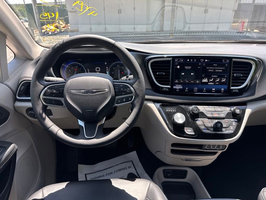 Used 2023 Chrysler Pacifica Touring-L FWD image 17