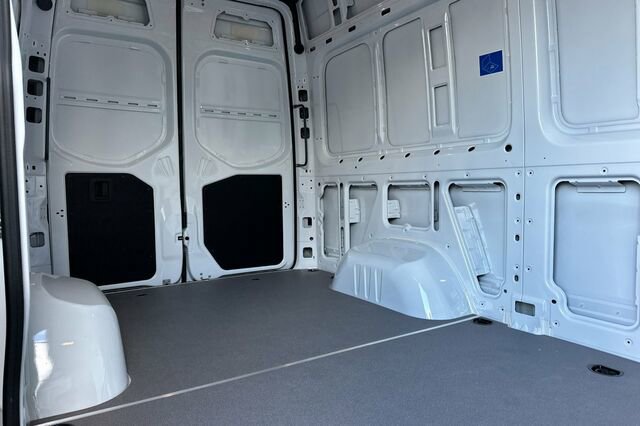 Used 2024 Mercedes-Benz Sprinter 3500 image 9