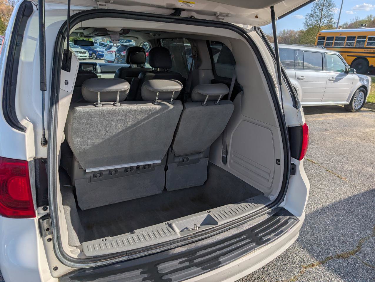 Used 2010 Volkswagen Routan SEL image 6