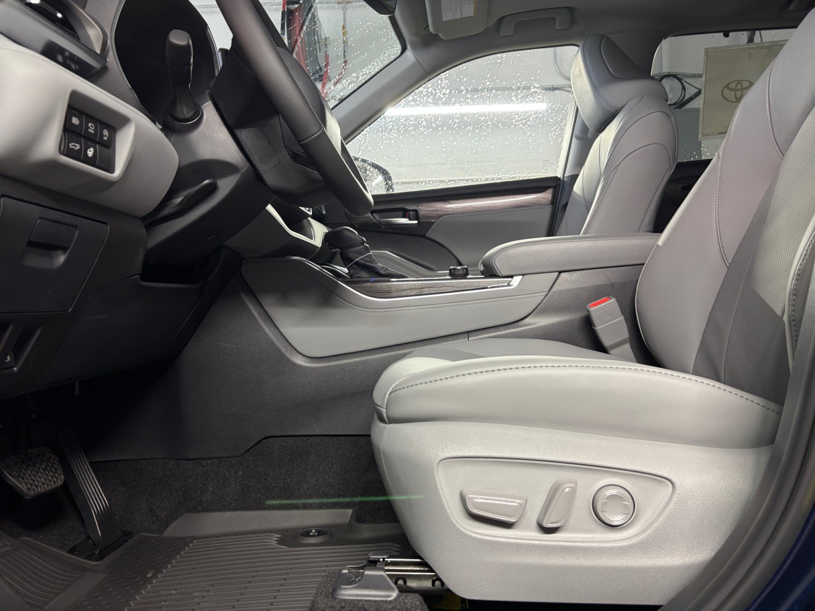 New 2026 Toyota Highlander Limited AWD/4WD image 14