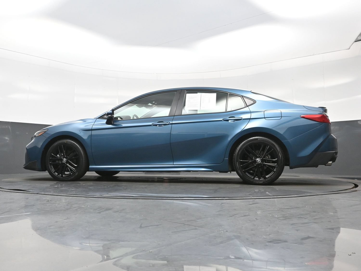 Used 2025 Toyota Camry SE FWD image 30