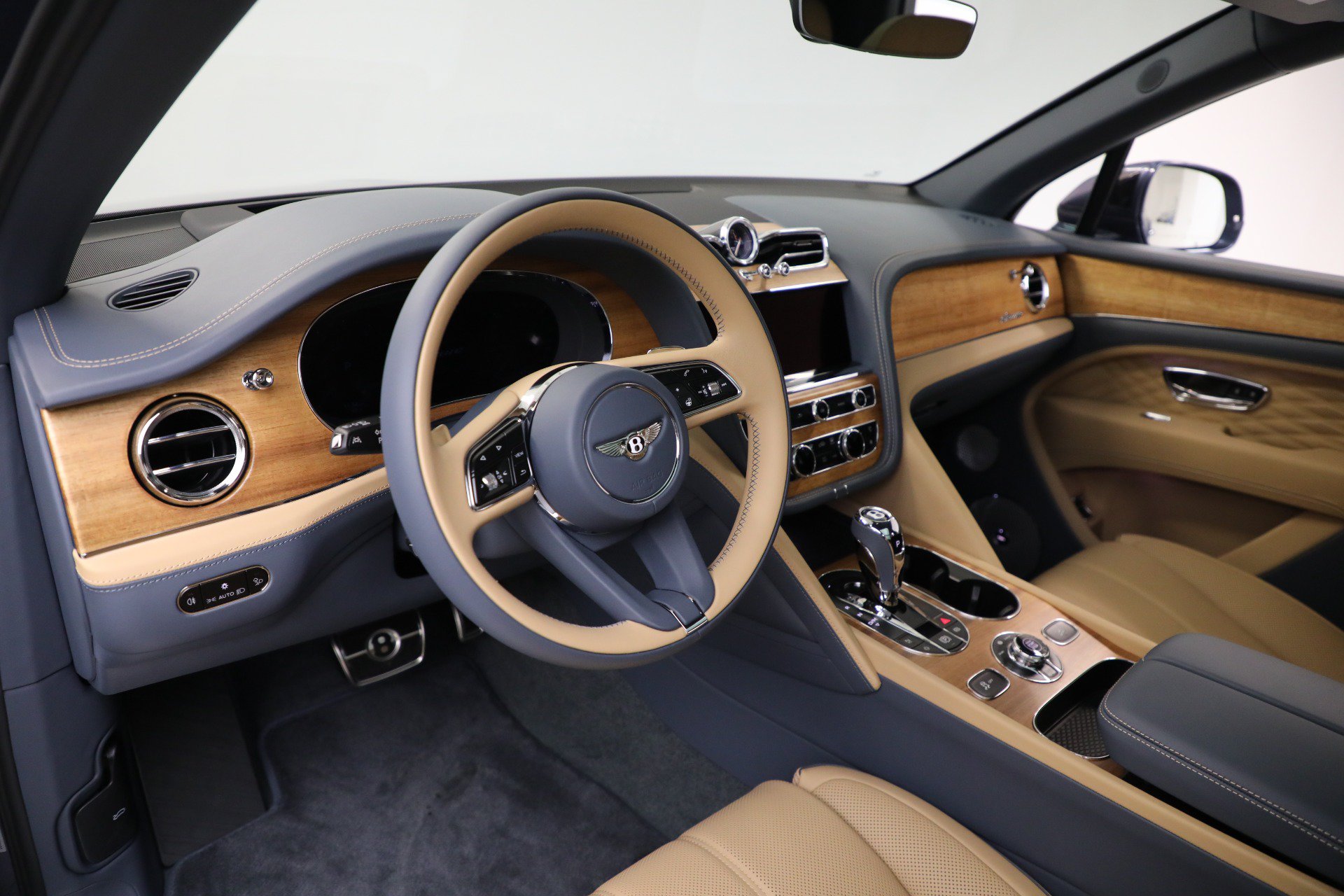 Certified 2025 Bentley Bentayga Extended Wheelbase AWD/4WD image 17