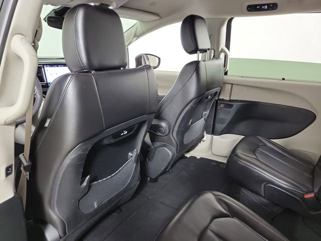Used 2023 Chrysler Pacifica Touring-L FWD image 11