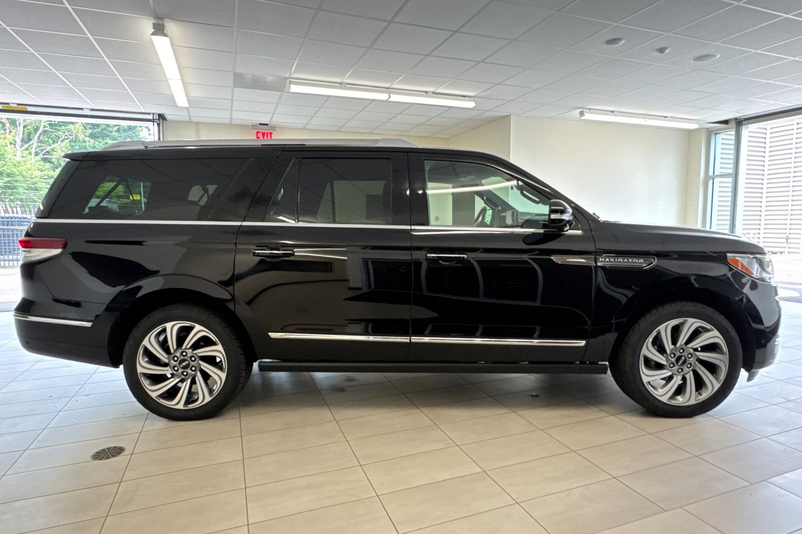 Certified 2023 Lincoln Navigator L Reserve w/ Equipment Group 201A AWD/4WD image 3