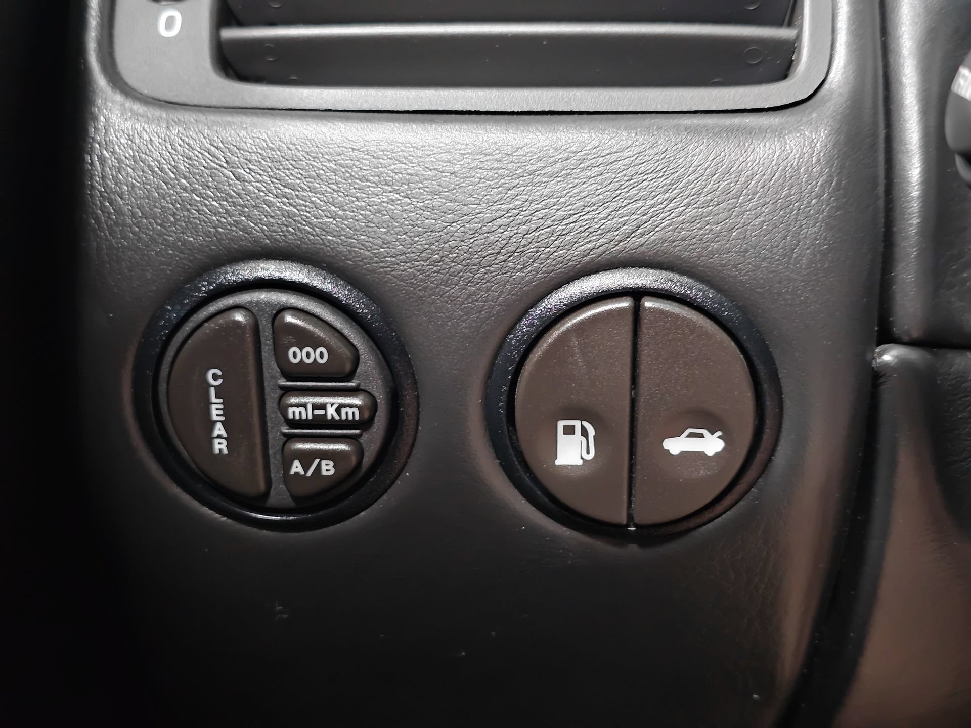 Used 2004 Aston Martin Vanquish RWD image 34