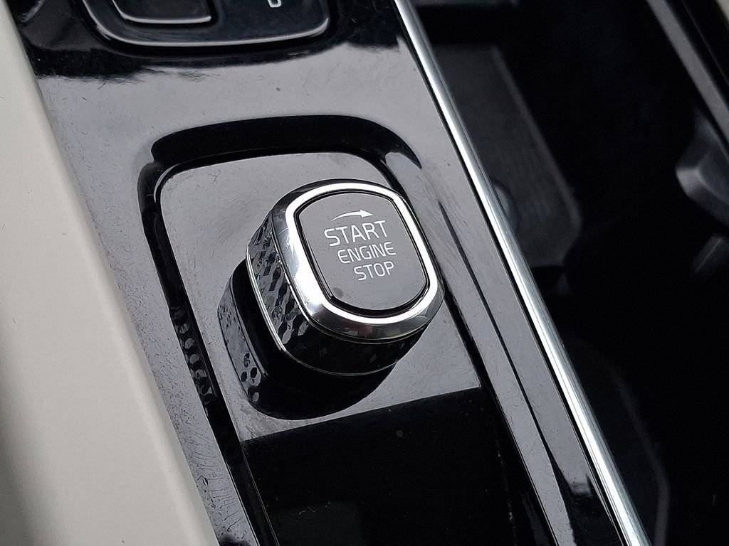 Used 2023 Volvo XC60 T8 Plus image 19