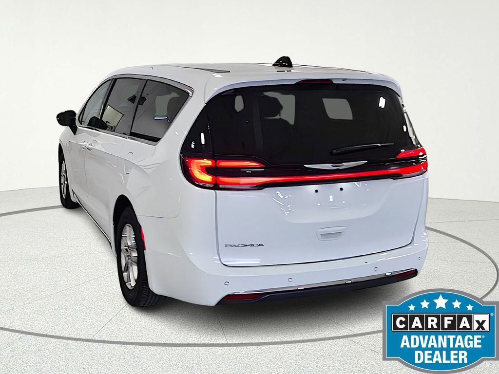 Used 2024 Chrysler Pacifica Touring-L image 5