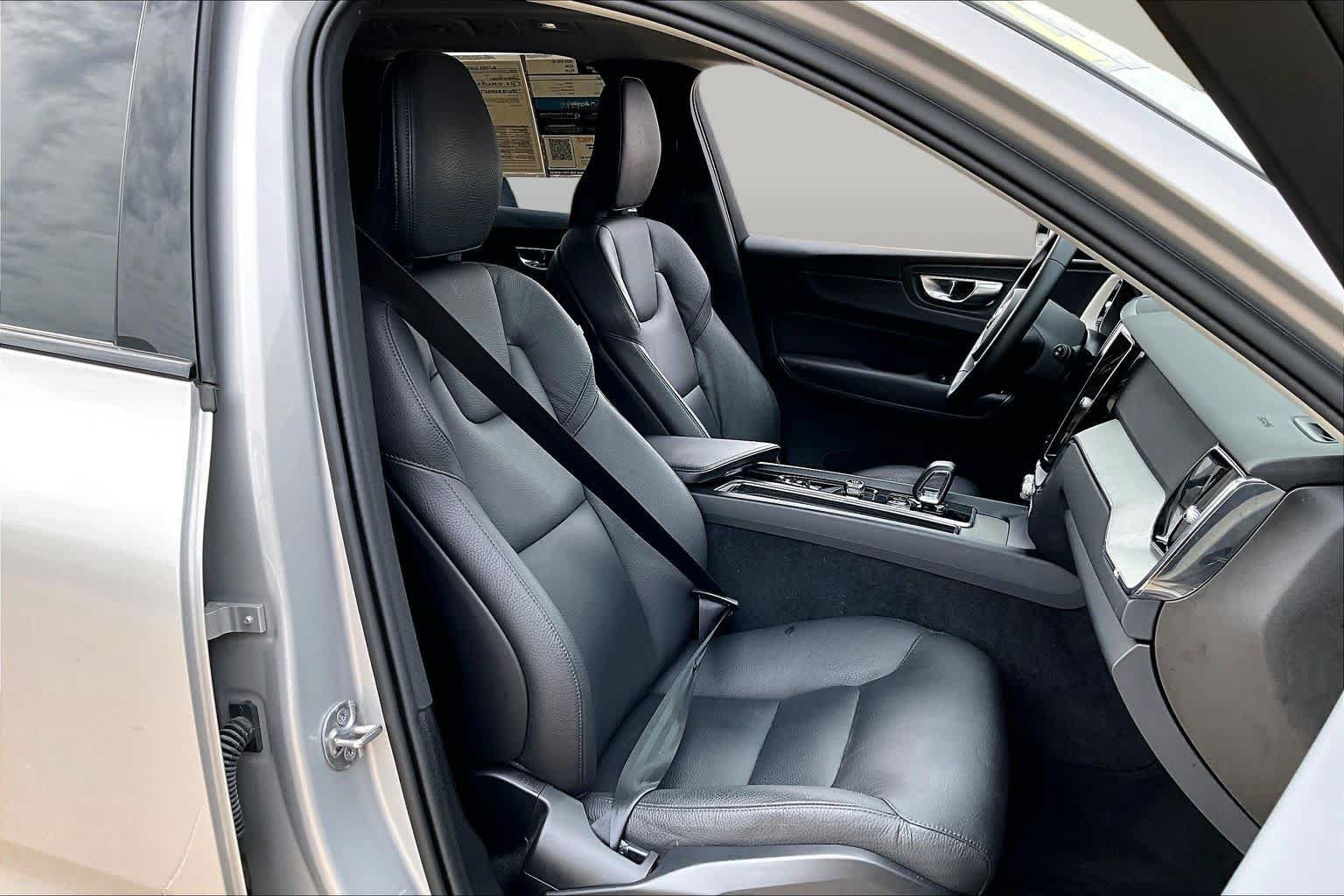 Used 2025 Volvo XC60 B5 Plus AWD/4WD image 9