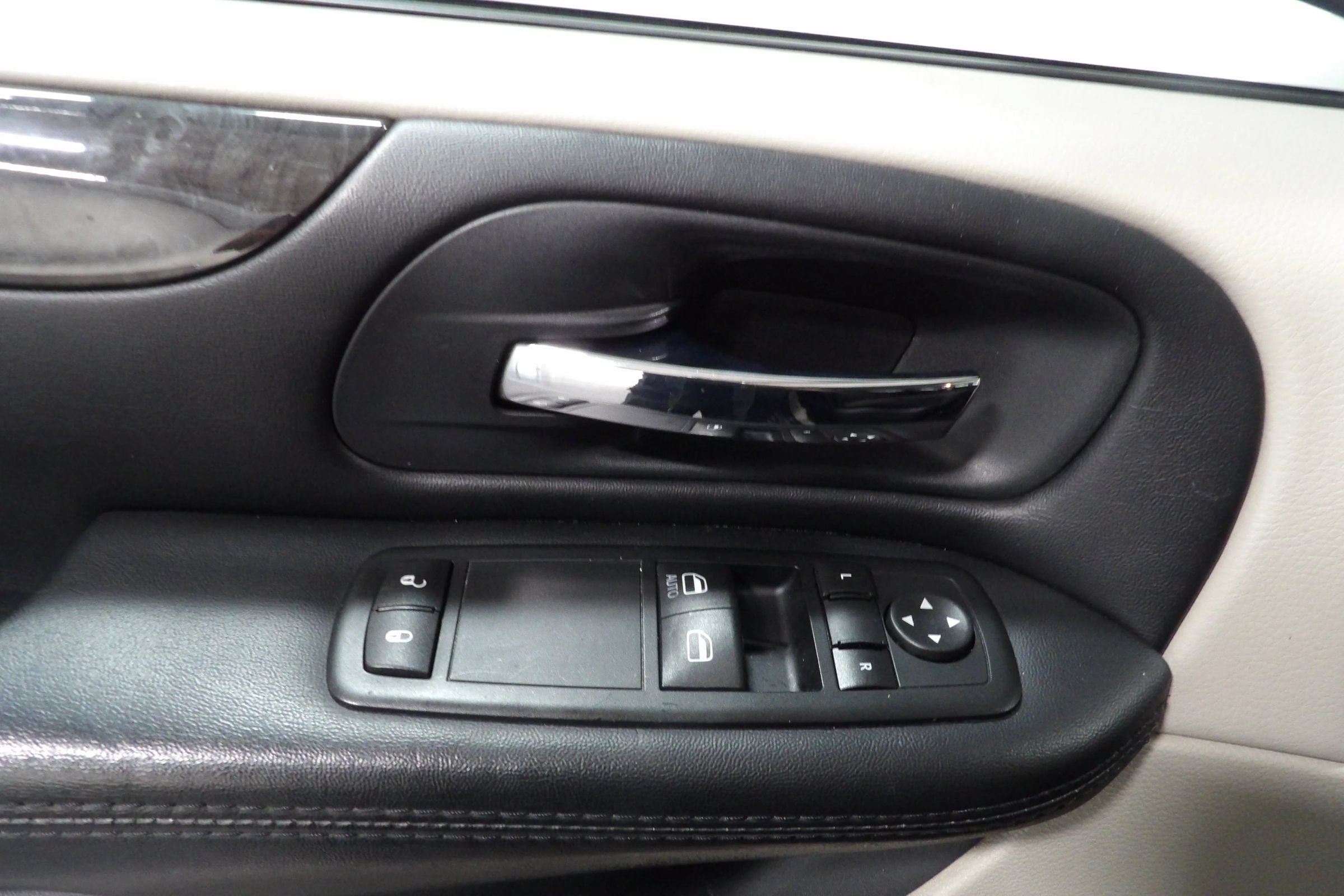 Used 2015 Dodge Grand Caravan American Value Package w/ UConnect Hands-Free Group FWD image 8