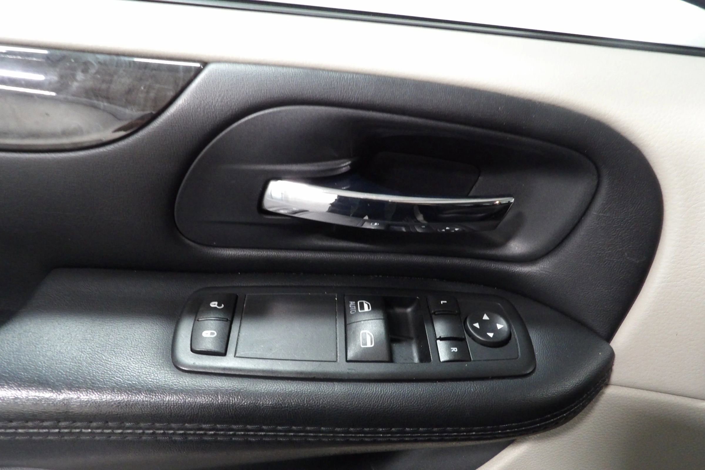 Used 2015 Dodge Grand Caravan American Value Package w/ UConnect Hands-Free Group FWD image 8