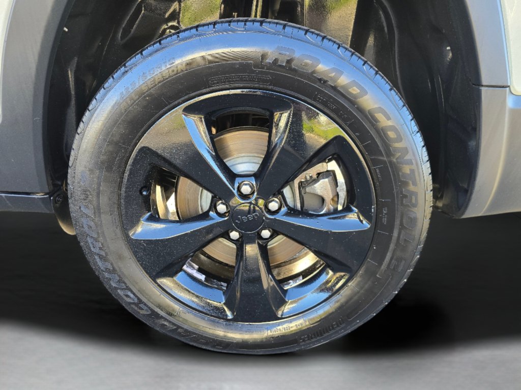 Used 2019 Jeep Cherokee Latitude Plus AWD/4WD image 30