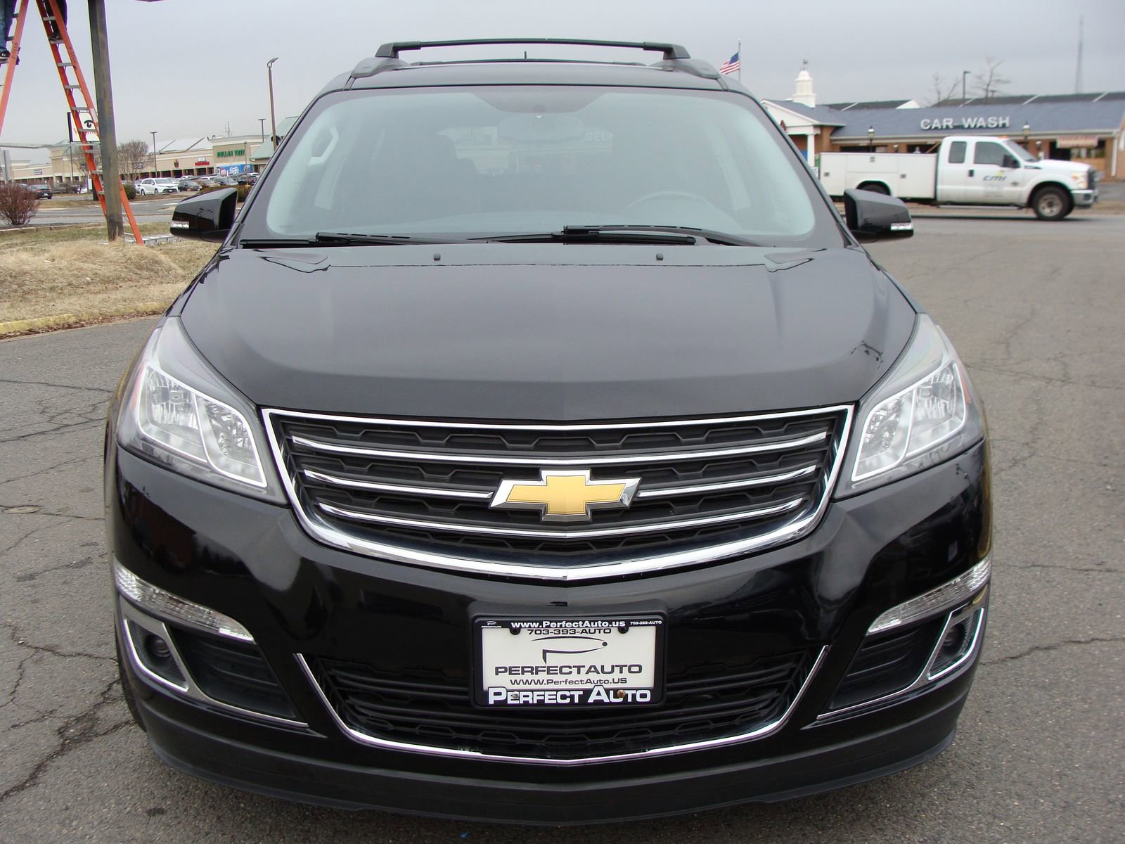 Used 2017 Chevrolet Traverse LT w/ Style and Technology Package image 2