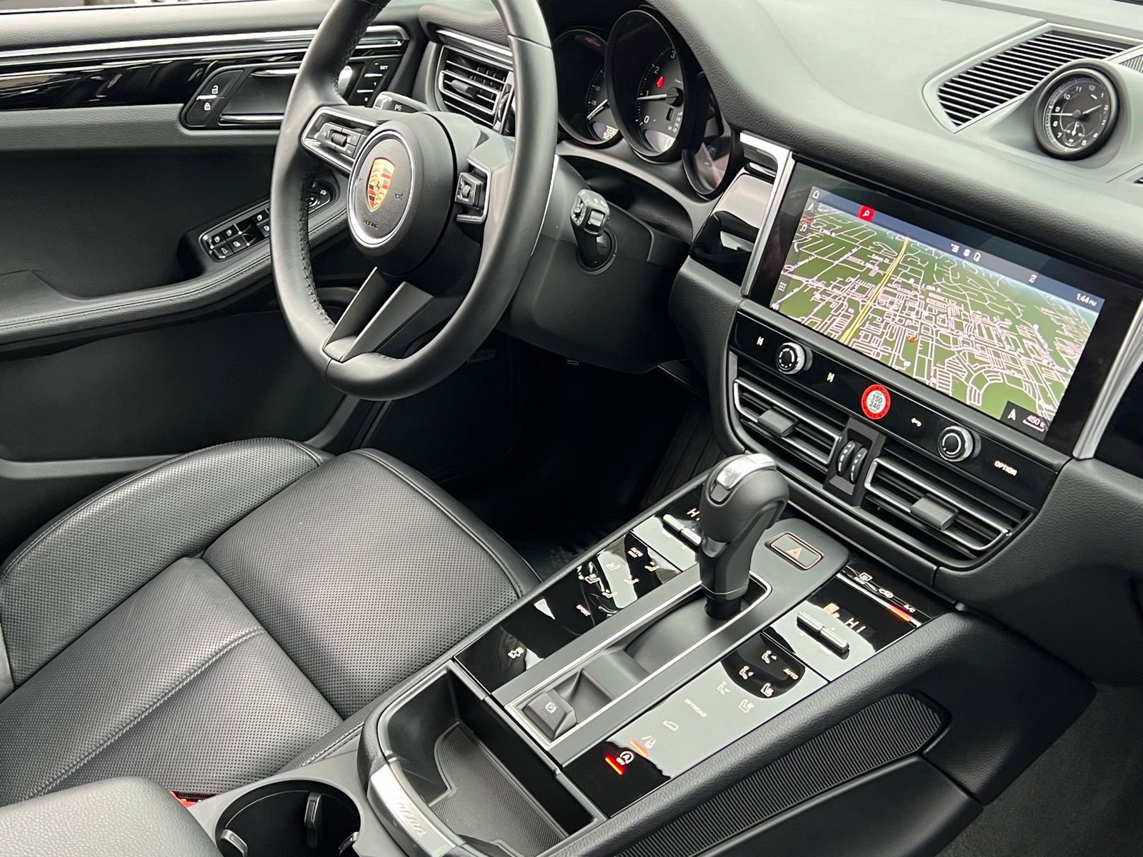 Certified 2025 Porsche Macan AWD/4WD image 14