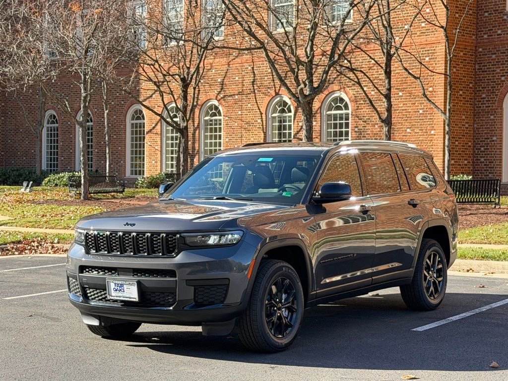 New 2025 Jeep Grand Cherokee L Laredo image 3