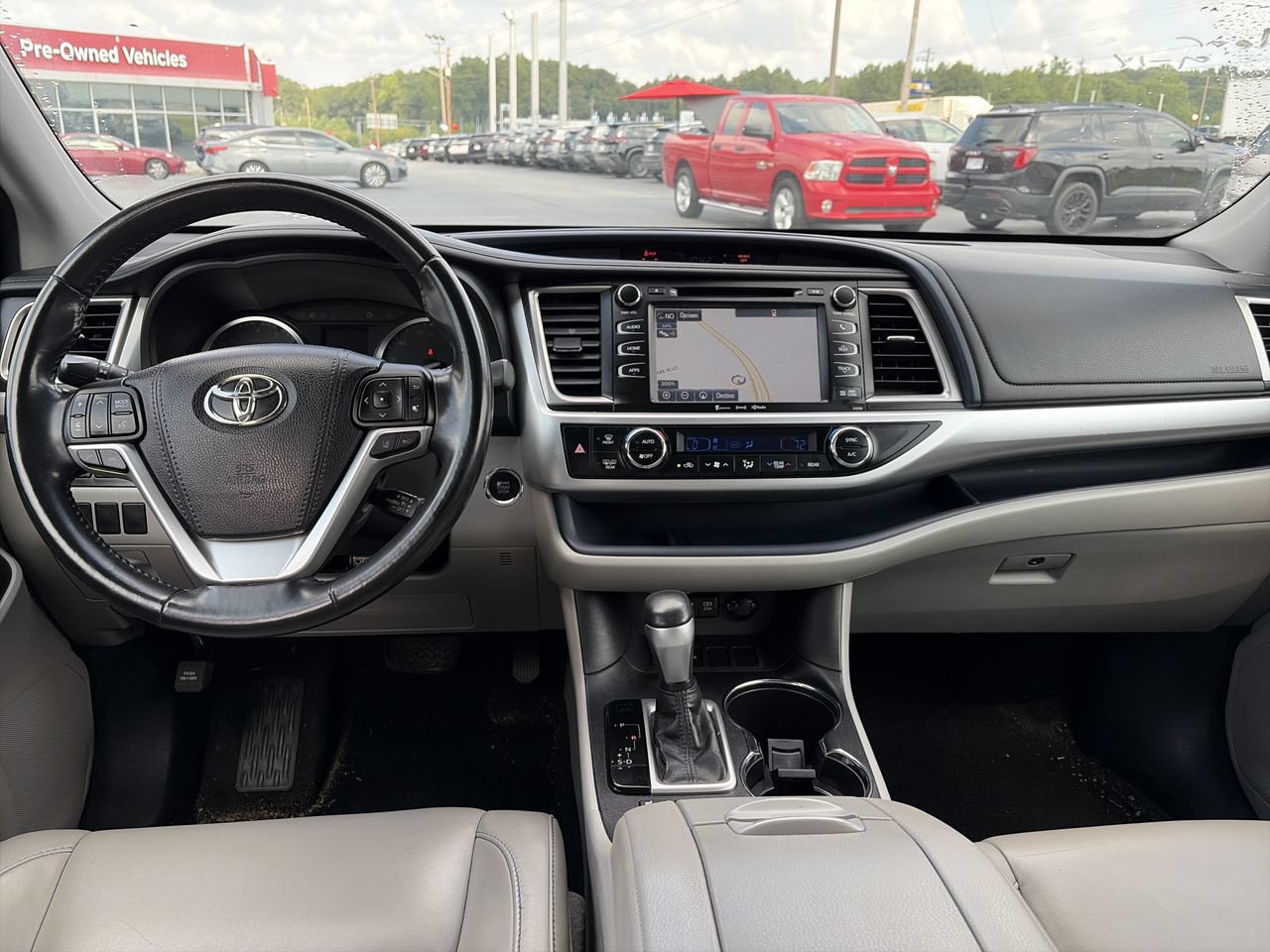 Used 2018 Toyota Highlander XLE FWD image 2