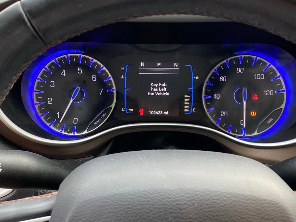 Used 2017 Chrysler Pacifica Touring-L w/ Tire & Wheel Group FWD image 8