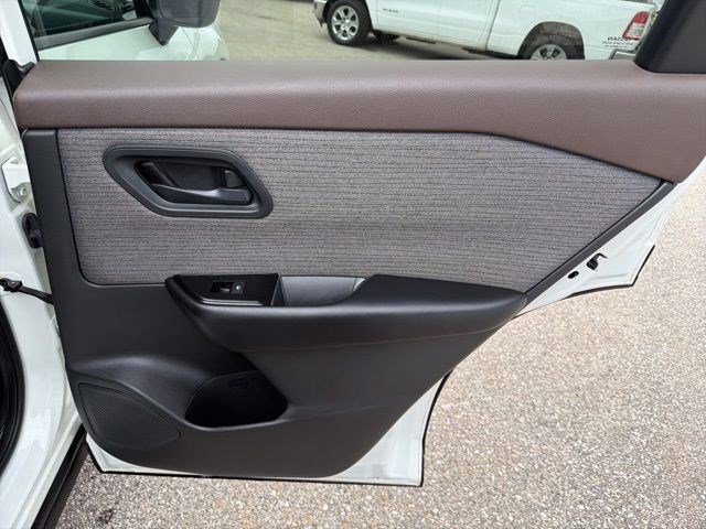 Used 2023 Nissan Rogue S FWD image 14