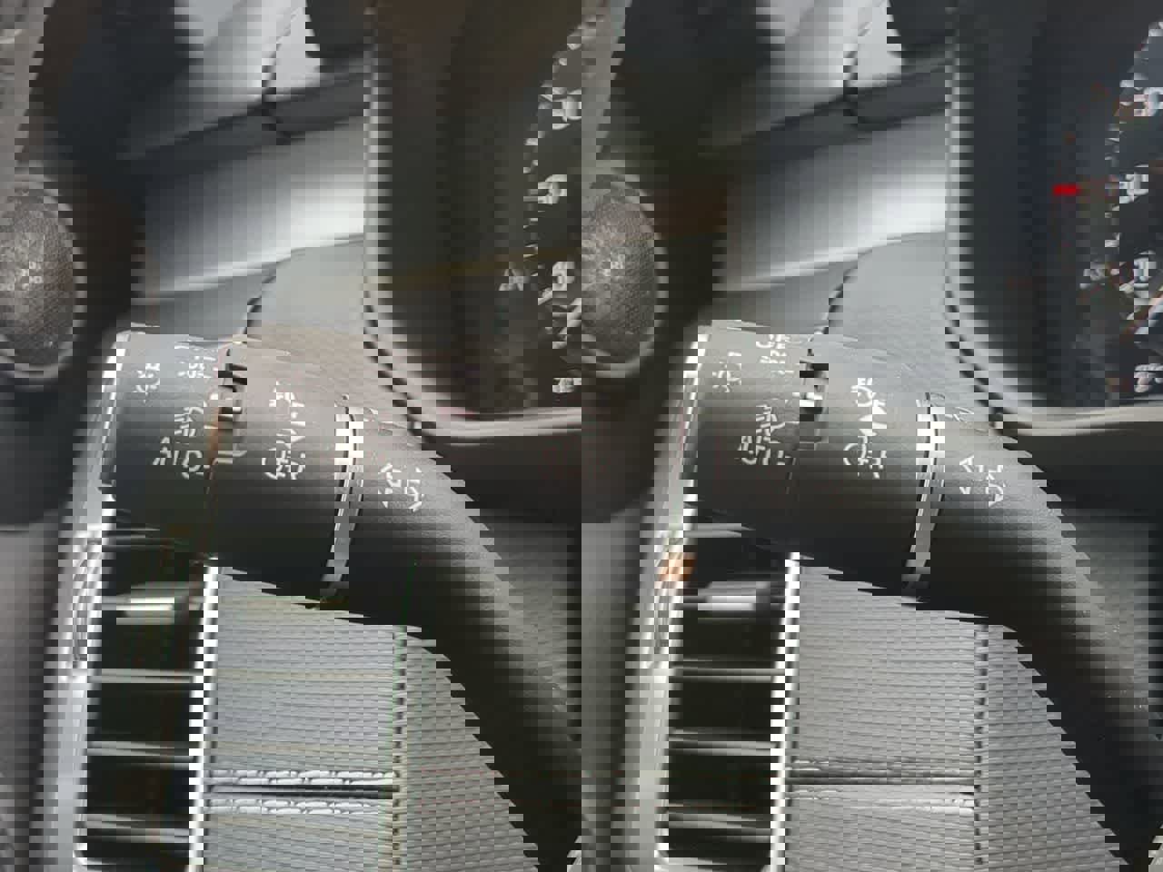 Used 2025 Land Rover Discovery Dynamic SE image 29