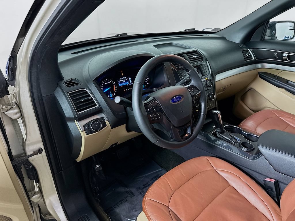 Used 2017 Ford Explorer XLT FWD image 10