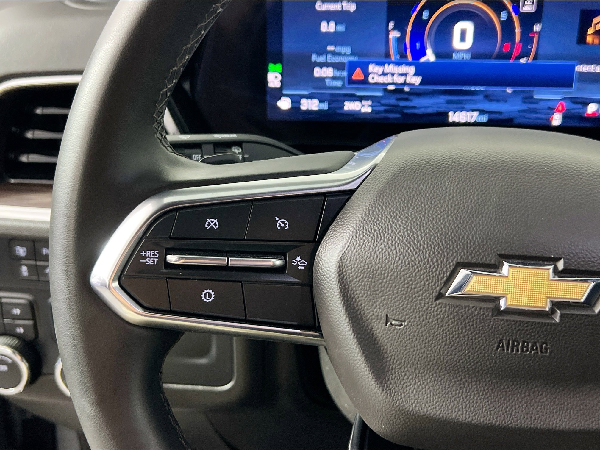 Used 2025 Chevrolet Suburban Z71 image 18