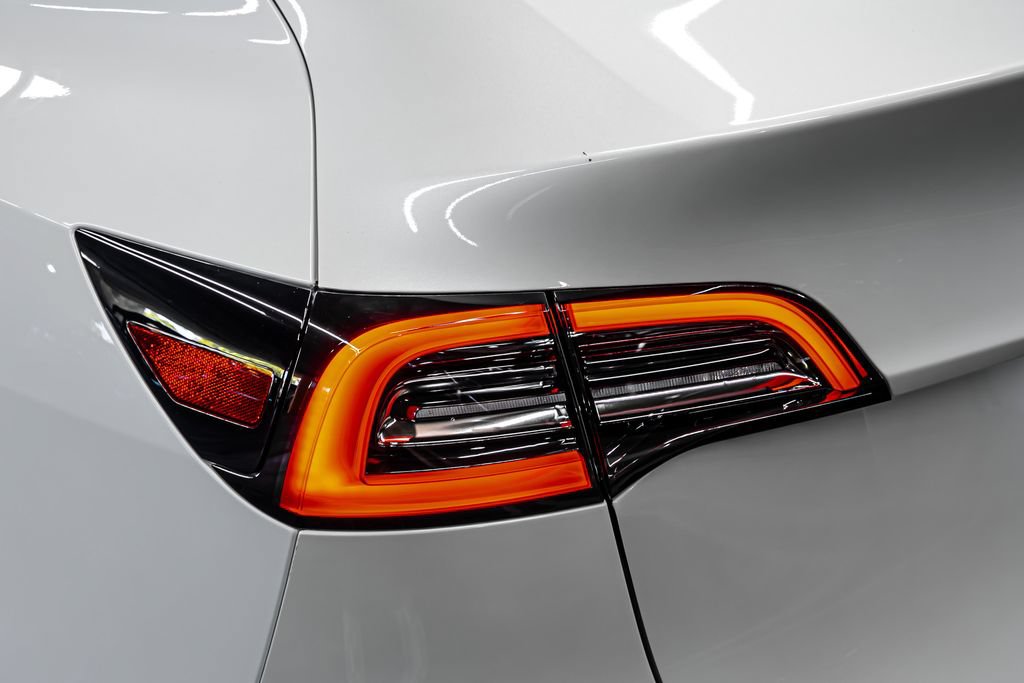 Used 2025 Tesla Model Y Long Range RWD image 14