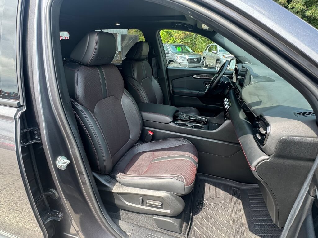 Used 2025 Honda Pilot Black Edition image 25