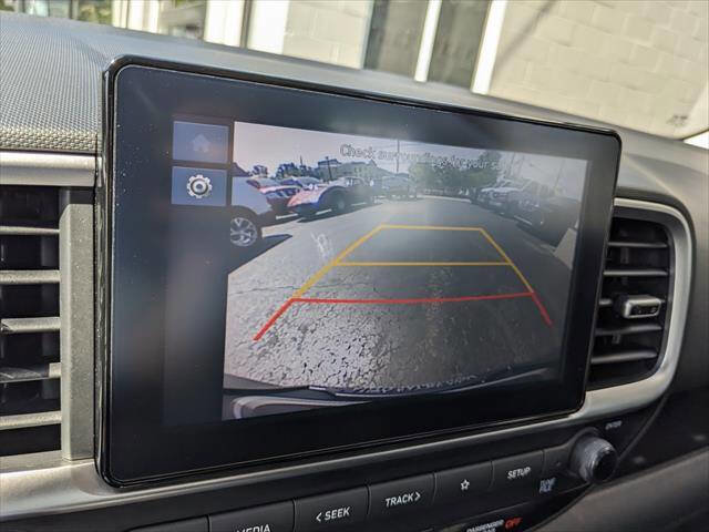 Used 2025 Hyundai Venue SEL FWD image 24
