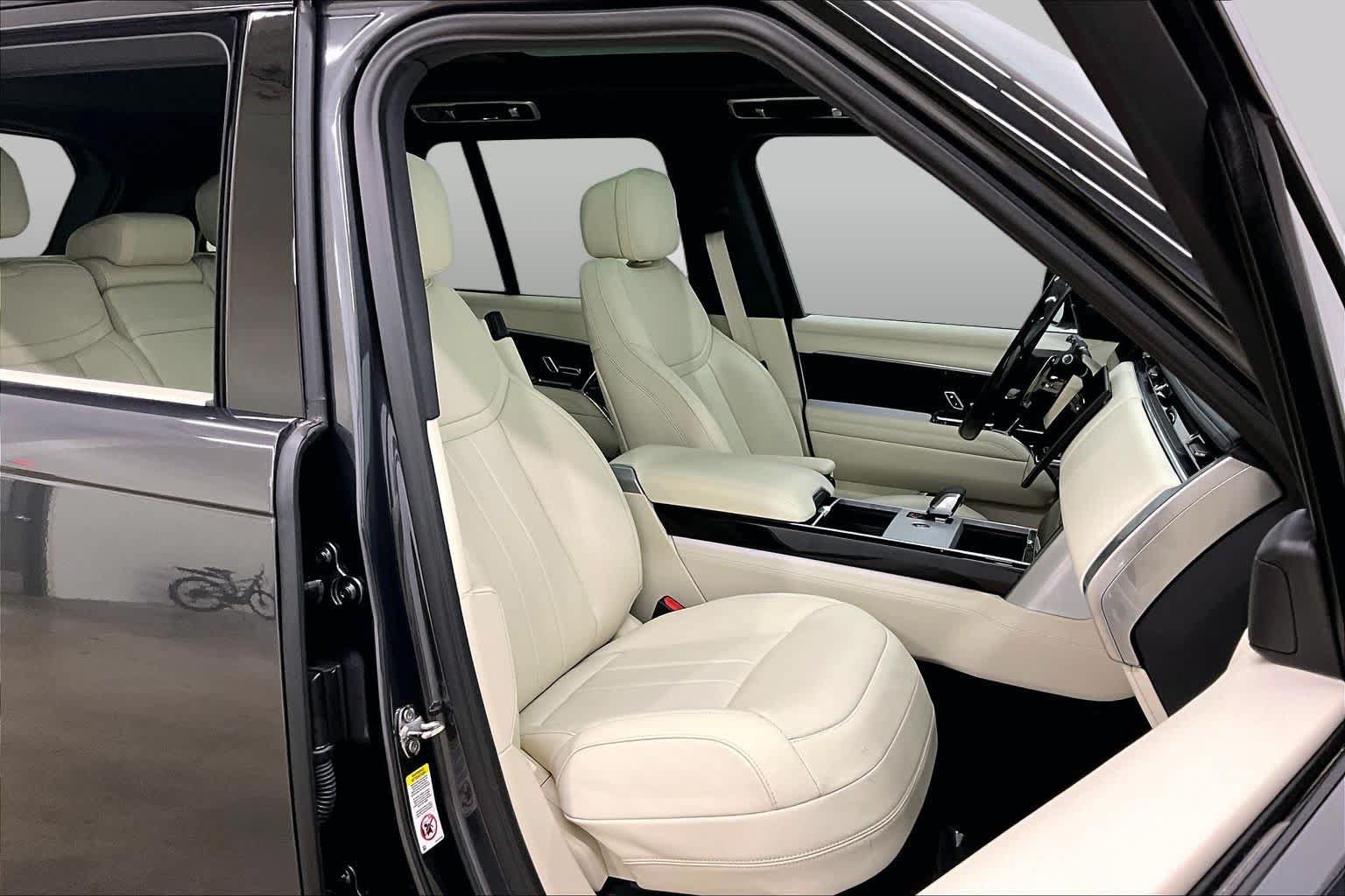 Used 2025 Land Rover Range Rover SE AWD/4WD image 9