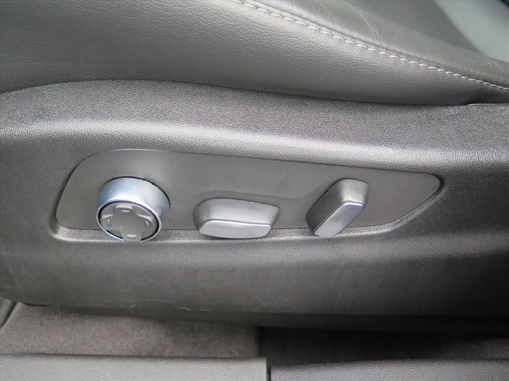 Used 2025 Cadillac XT4 Premium Luxury image 11