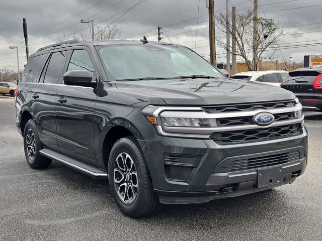 Used 2023 Ford Expedition XLT image 3