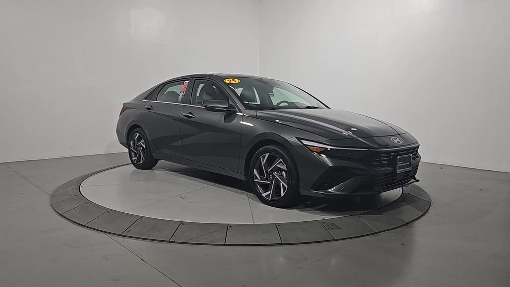 Certified 2025 Hyundai Elantra Limited w/ Cargo Package FWD image 9